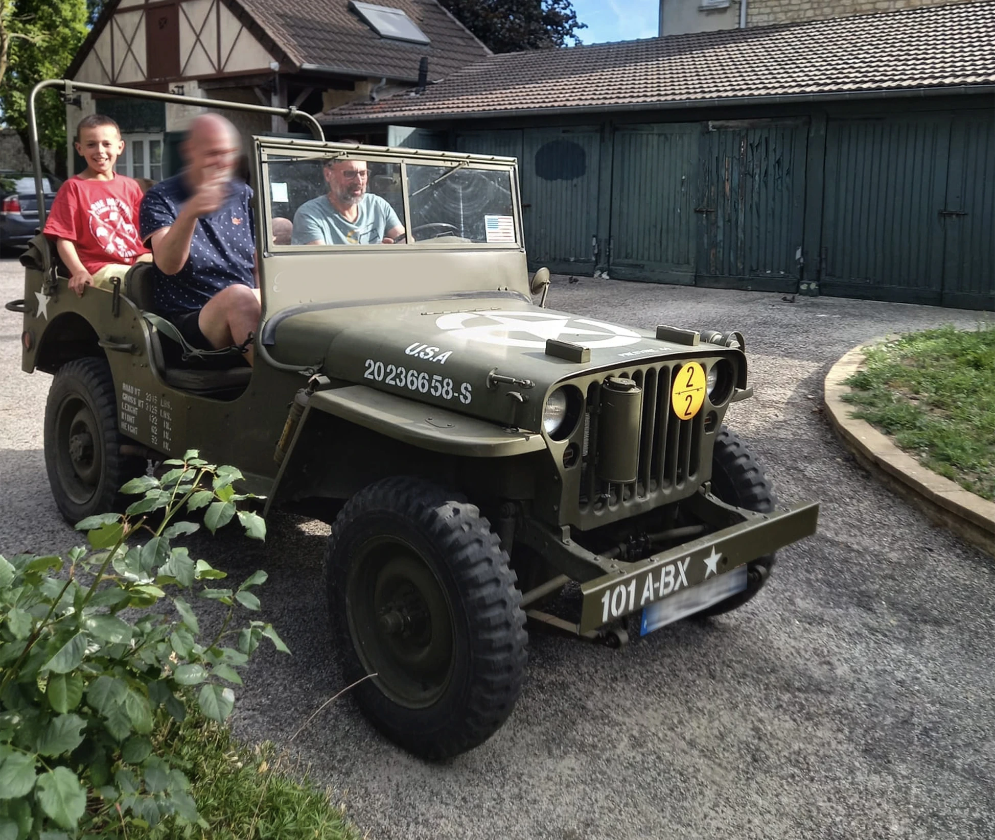 Jeep dans un village